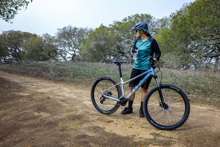 Bicicleta de Montaña Para Mujer Wildcat Trail 3 27.5" Plata Hardtail (2022) Marin Bikes
